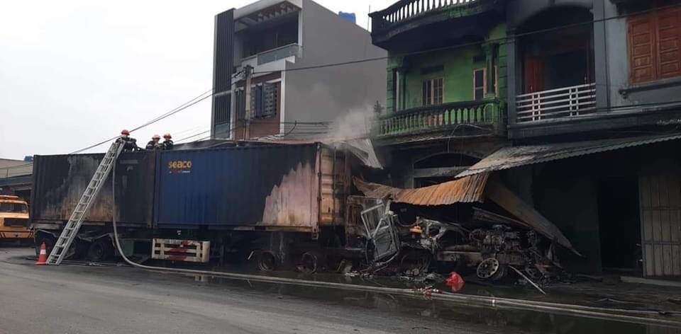 Xe container lao vào nhà dân rồi bốc cháy ngùn ngụt, 1 người tử vong - 1 Xe container lao vào nhà dân rồi bốc cháy ngùn ngụt, 1 người tử vong - 1