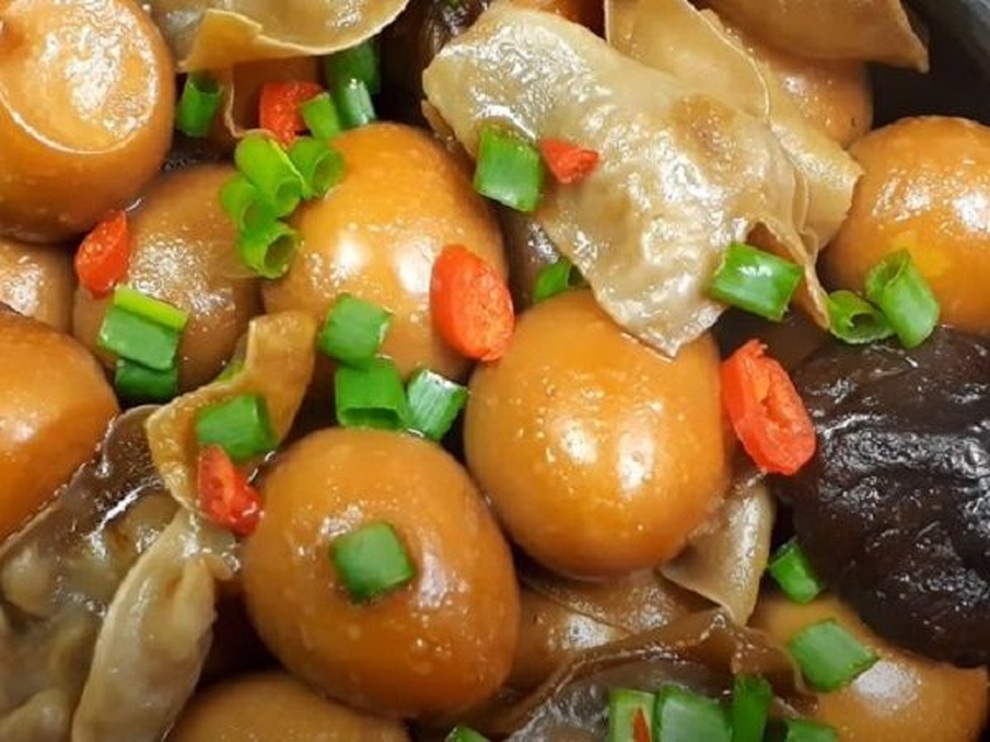Nấm hương om trứng cút món ngon thay đổi khẩu vị cho bữa cơm nhà - 1 Nấm hương om trứng cút món ngon thay đổi khẩu vị cho bữa cơm nhà - 1