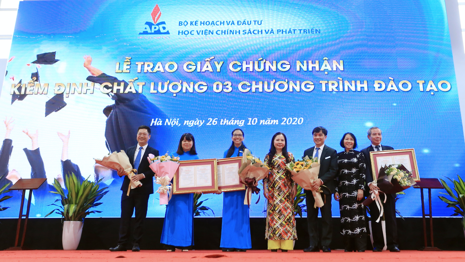 HV Chính sách và Phát triển có 3 chương trình được chứng nhận kiểm định - 1