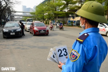 Thuê người xếp hàng chờ đăng kiểm: Không vi phạm nhưng tiềm ẩn rủi ro