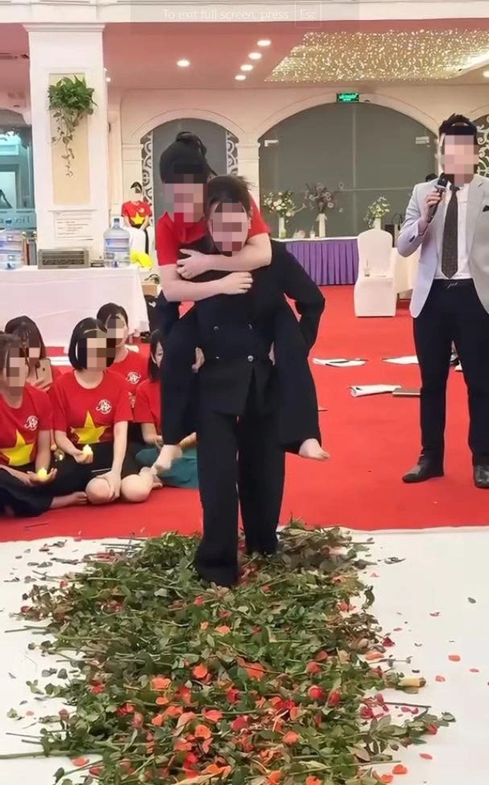 Team building bước trên hoa hồng gai gây tranh cãi: Hoạt động nhẹ nhàng? - 2 Team building bước trên hoa hồng gai gây tranh cãi: Hoạt động nhẹ nhàng? - 2