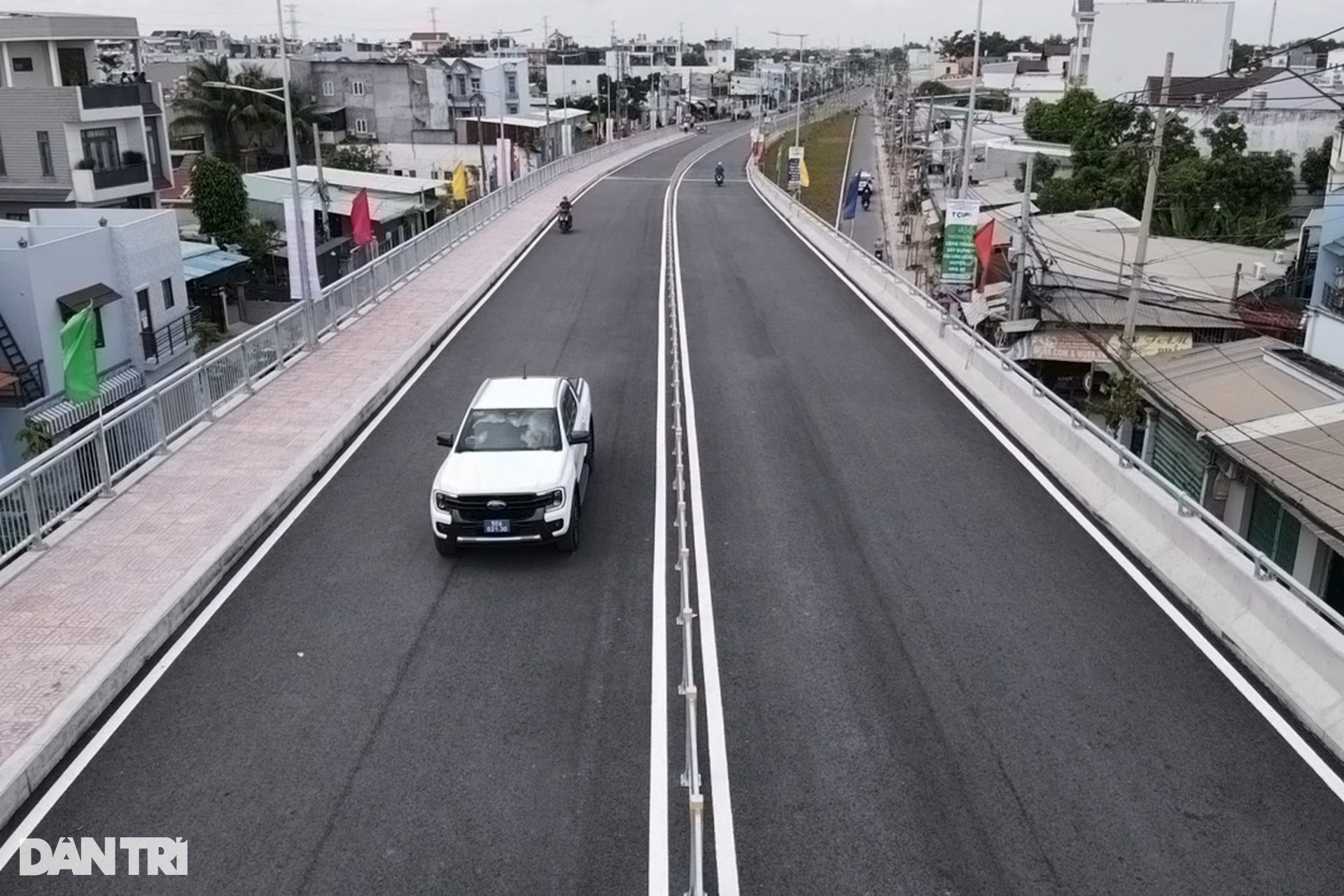 Người dân trên dưới cầu tươi như hoa khi cầu Long Kiểng thông xe - 8 Người dân trên dưới cầu tươi như hoa khi cầu Long Kiểng thông xe - 8