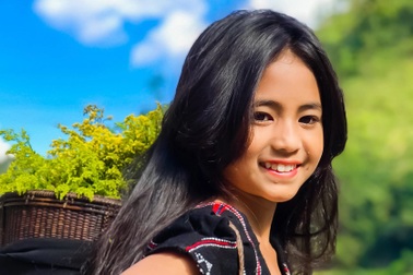 Bé gái Pa Kô đi catwalk gây "bão" mạng, được ví là "tiểu H'Hen Niê"