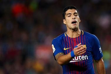 Vục vặc vì bị thay ra sân, Luis Suarez từ chối bắt tay HLV