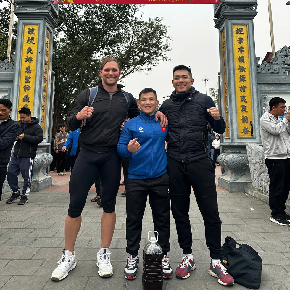 Tiết lộ về ông Tây có ngoại hình như Thần Sấm càn quét hội làng Hà Nội - 4 Tiết lộ về ông Tây có ngoại hình như Thần Sấm càn quét hội làng Hà Nội - 4