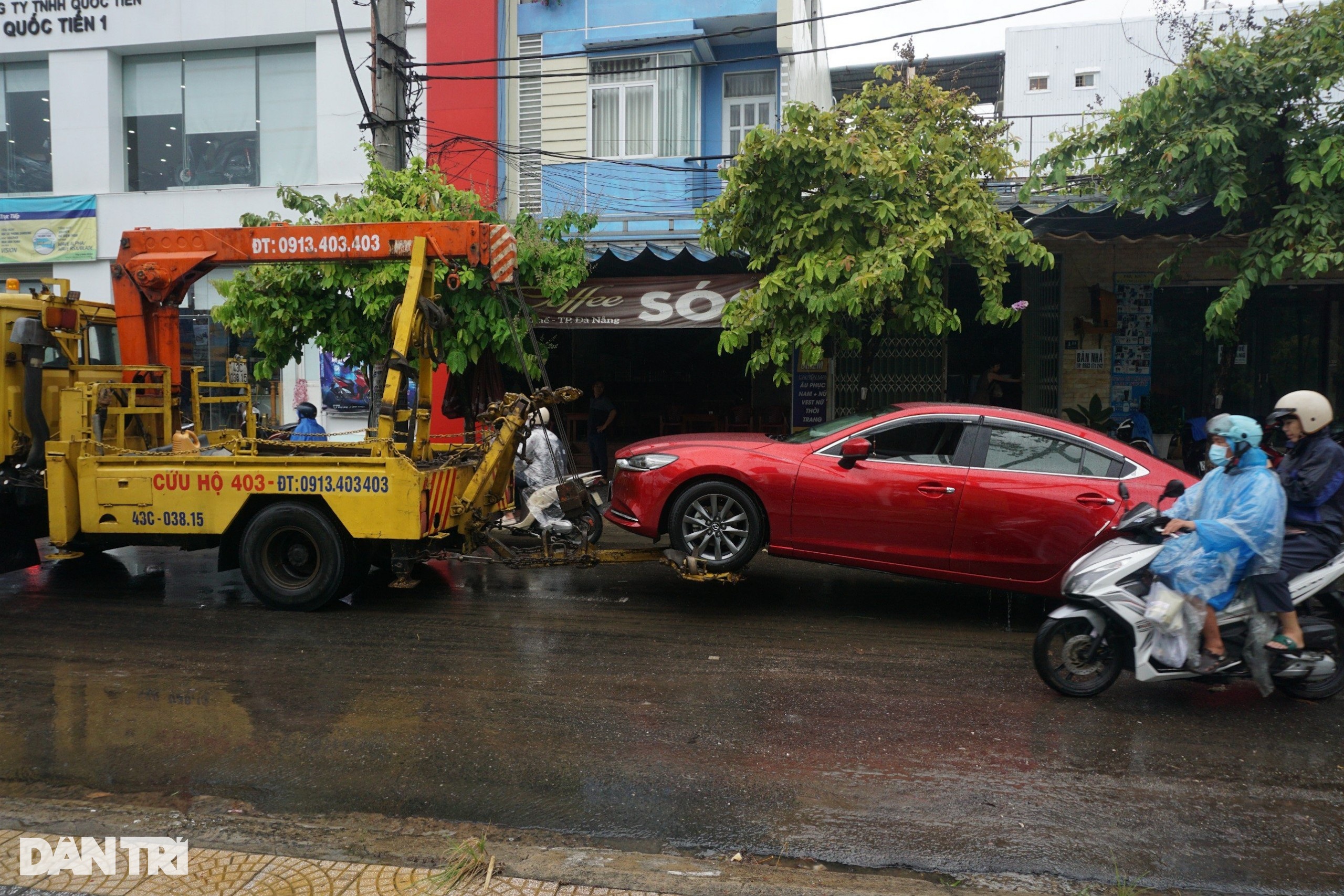 Mưa trắng trời, người dân Đà Nẵng chật vật trên phố ngập nước - 4