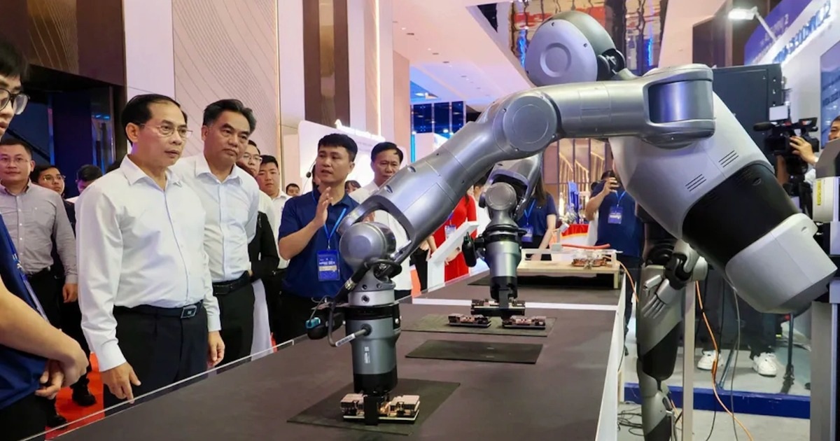 Giám đốc WEF: Người trẻ cần chuẩn bị để làm việc chung với người máy