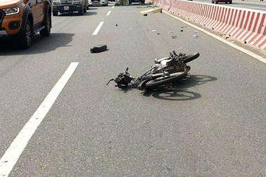 Lao vào dải phân cách ở làn đường ô tô, người đàn ông chết thảm