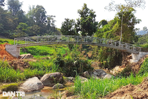 Hình ảnh xúc động về cây cầu Dân trí nơi thung lũng Nậm Tột