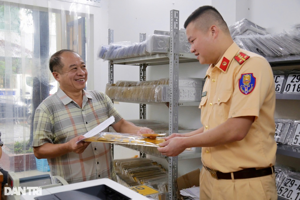 Ngày đầu vận hành chính quyền 2 cấp, người dân thuận lợi khi đi đăng ký xe - 2 Ngày đầu vận hành chính quyền 2 cấp, người dân thuận lợi khi đi đăng ký xe - 2