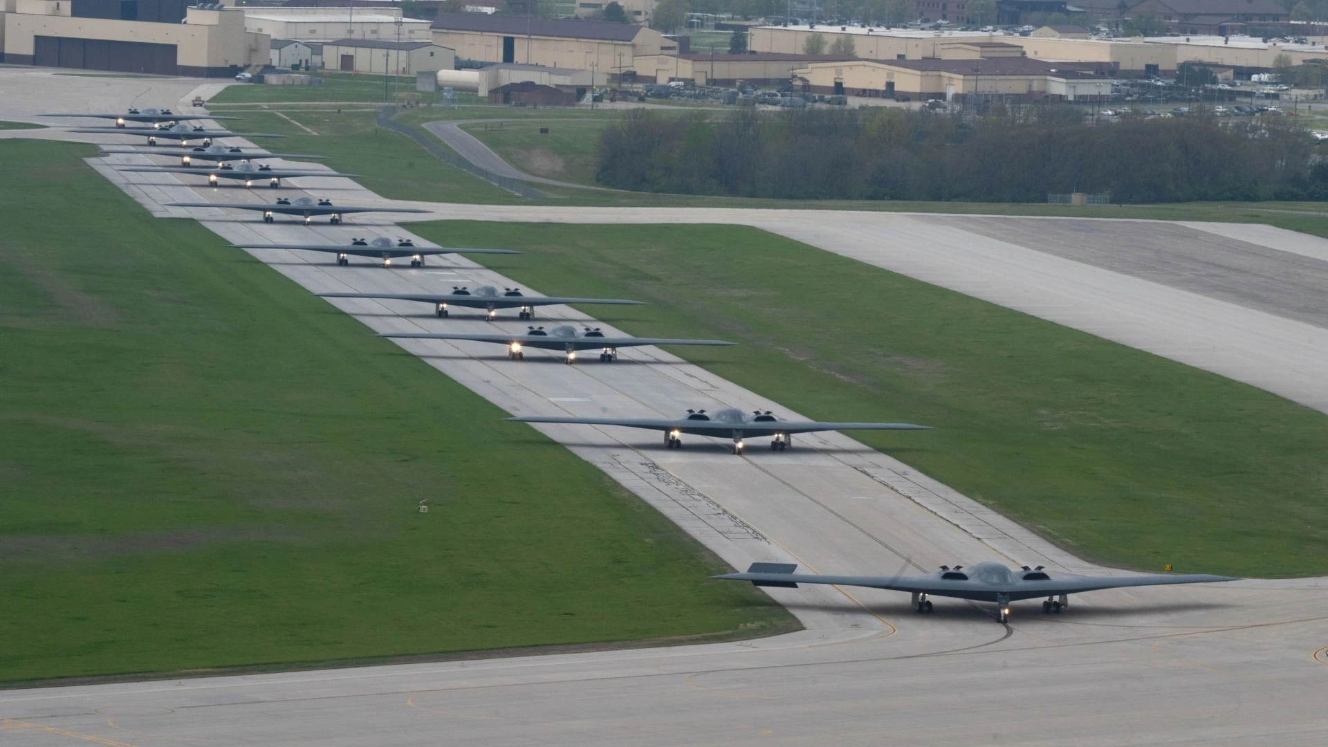 What helps the B-2 Spirit bomber fly continuously for 44 hours? - 1 Điều gì giúp máy bay ném bom B-2 Spirit có thể bay liên tục trong 44 giờ? - 1