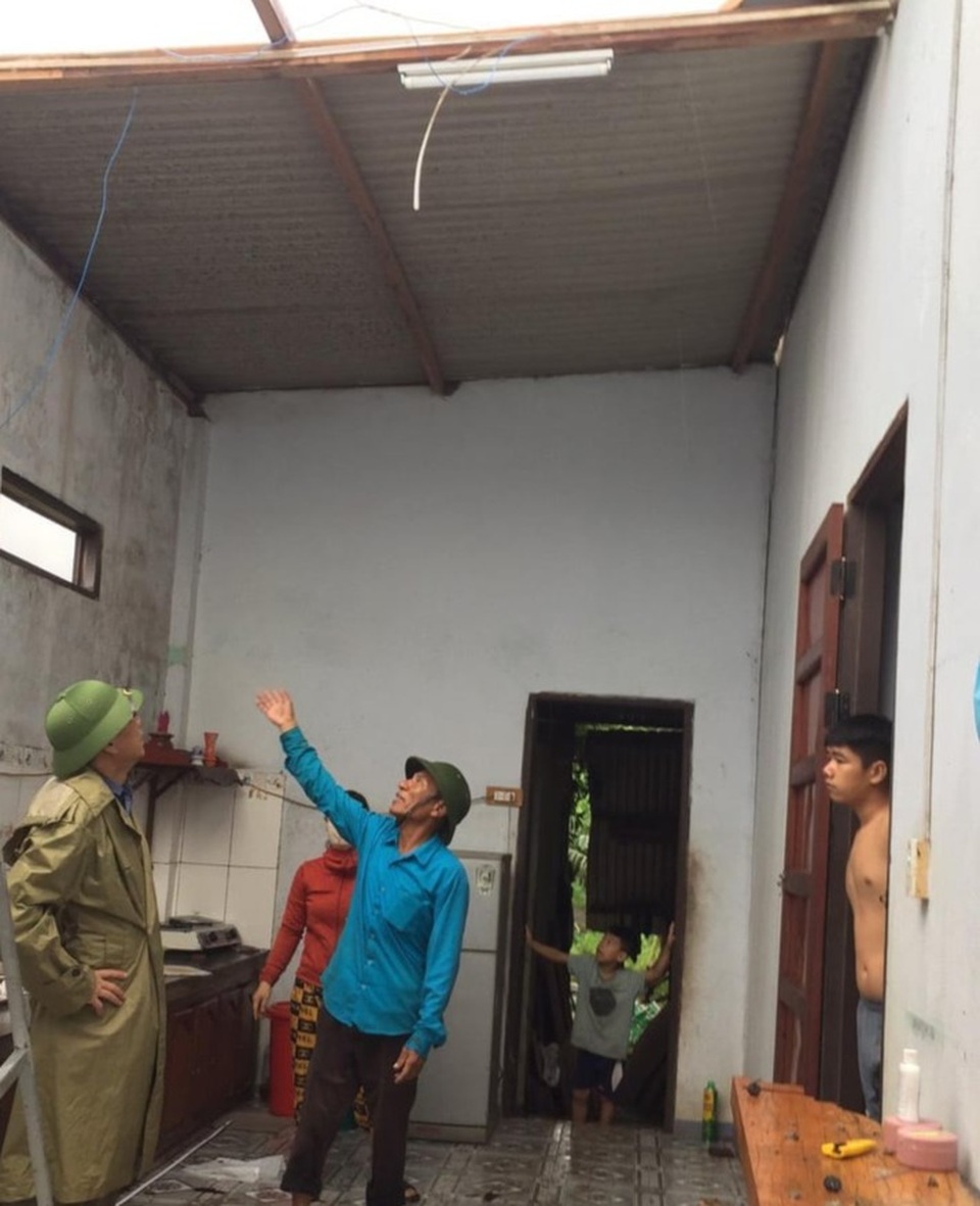 Hai huyện miền núi Quảng Nam bị chia cắt do bão số 5 - 8 Hai huyện miền núi Quảng Nam bị chia cắt do bão số 5 - 8
