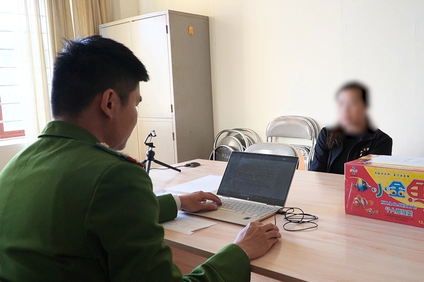 Innkalte 5 matbutikkeiere som solgte fyrverkeri til studenter - 1 Triệu tập 5 chủ tiệm tạp hóa bán pháo củ tỏi nổ cho học sinh - 1