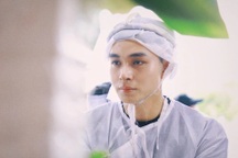 Jun Phạm tiều tụy trong lễ tang của bố, tiết lộ về tiền phúng điếu