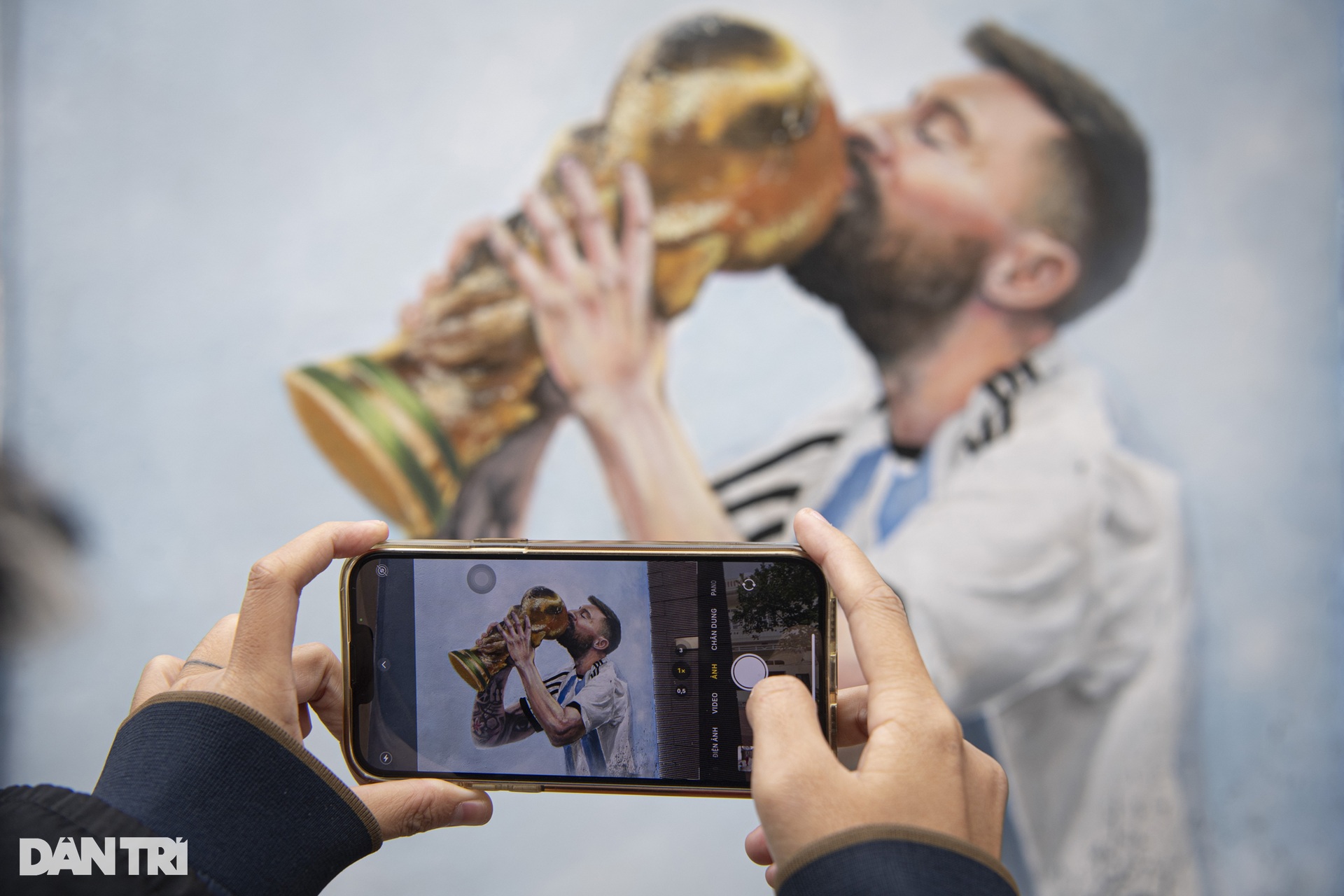 Độc lạ Hà Nội: Thầy giáo chi tiền vẽ hình Messi nâng cúp trước cổng nhà - 12 Độc lạ Hà Nội: Thầy giáo chi tiền vẽ hình Messi nâng cúp trước cổng nhà - 12