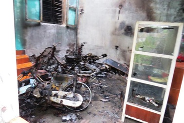 "Ngáo đá", phóng hỏa đốt nhà rồi dí dao vào cổ con 6 tuổi dọa giết