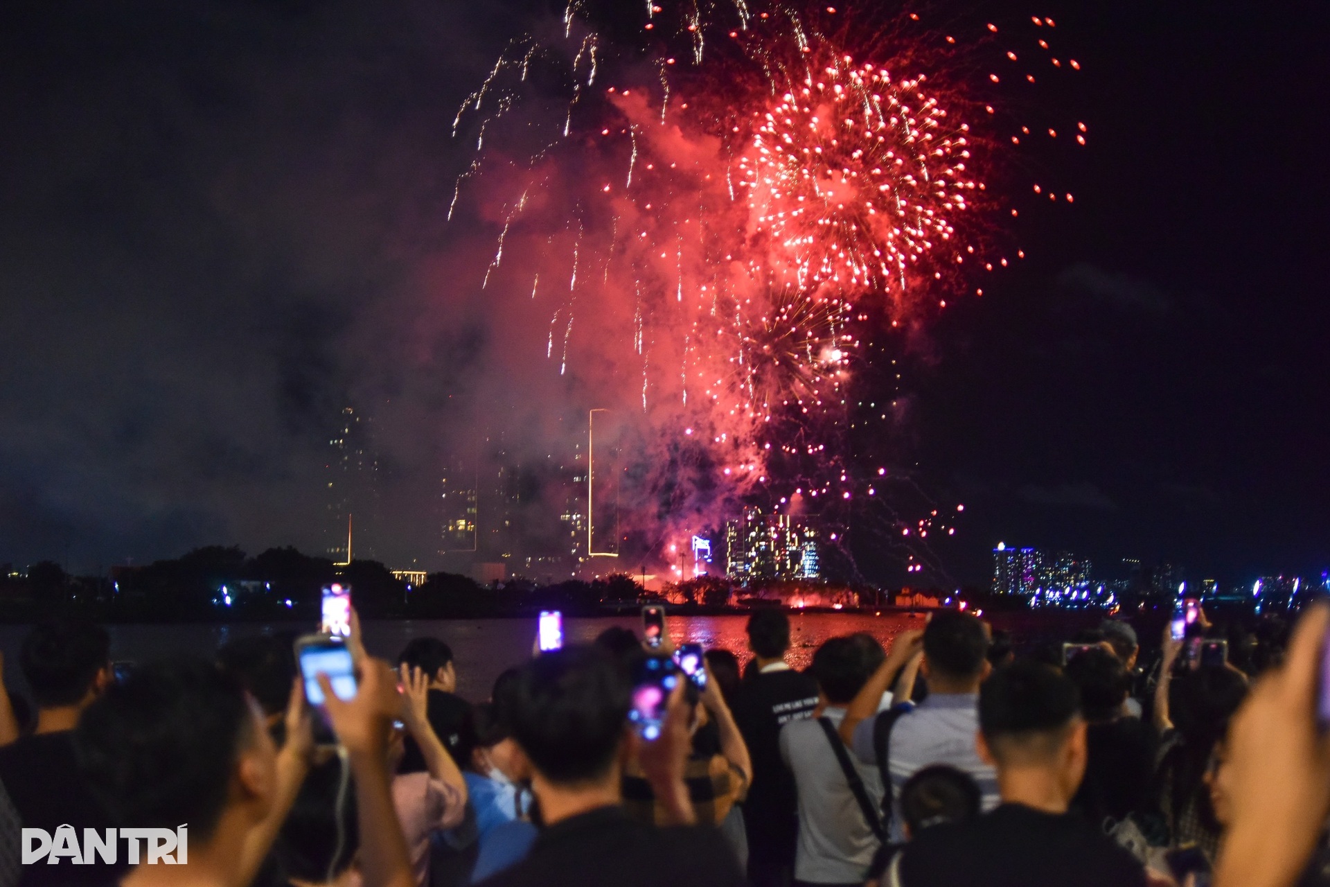Biển người đổ về trung tâm TPHCM xem pháo hoa - 1 Biển người đổ về trung tâm TPHCM xem pháo hoa - 1