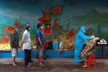 Xét nghiệm Covid-19, ma túy để tiêm vắc xin cho người lang thang ở TPHCM