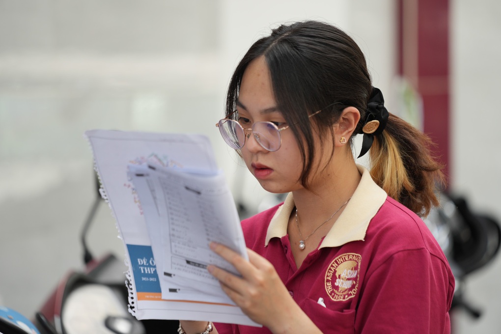 Chiều nay, sĩ tử hồi hộp bước vào thi môn Toán sau sự dễ thở của đề Văn - 4 Chiều nay, sĩ tử hồi hộp bước vào thi môn Toán sau sự dễ thở của đề Văn - 4