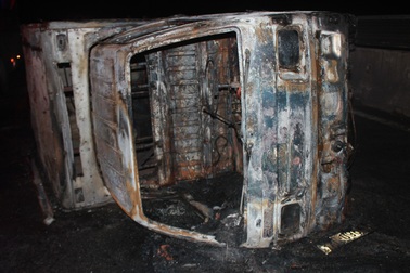 Xe tải bốc cháy, tài xế đạp cửa cứu vợ con