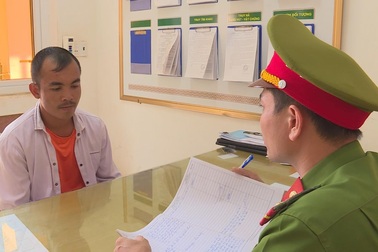 Cháu chăn dắt cậu ruột bị khuyết tật đi ăn xin