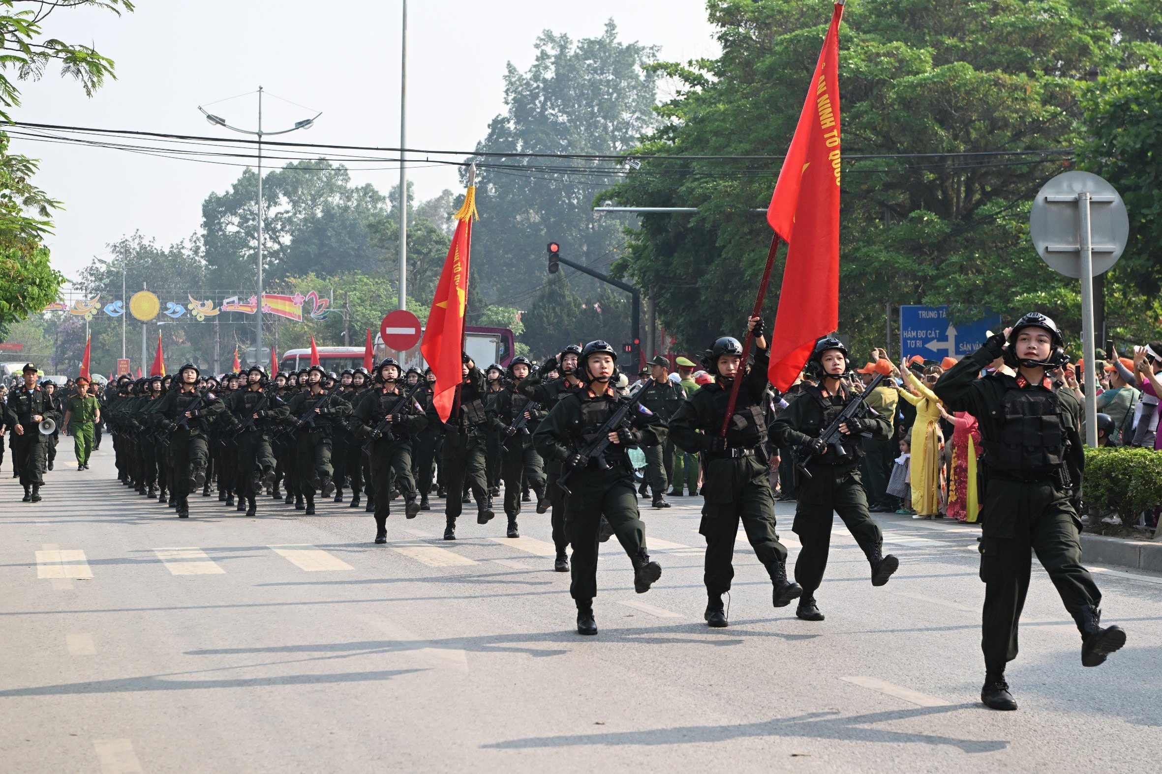 Người dân ngồi chật kín SVĐ Điện Biên xem hợp luyện diễu binh, diễu hành - 17