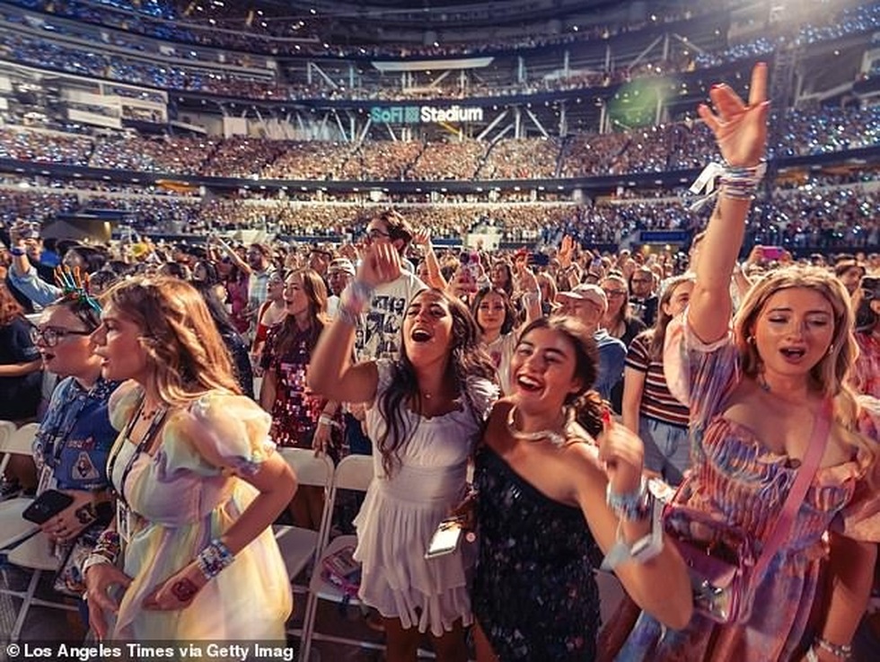 Taylor Swift đem lại cú hích 5 tỷ USD cho kinh tế Mỹ trong năm nay - 8 Taylor Swift đem lại cú hích 5 tỷ USD cho kinh tế Mỹ trong năm nay - 8