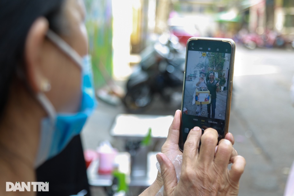 Người phụ nữ châu Âu mưu sinh bằng nghề bán dạo tại TPHCM - 5 Người phụ nữ châu Âu mưu sinh bằng nghề bán dạo tại TPHCM - 5