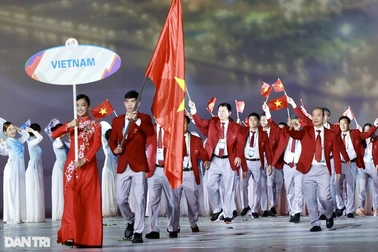 Màn diễu hành và khoảnh khắc thượng cờ SEA Games 31
