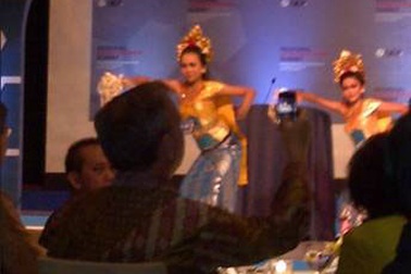 Ông chủ Google dùng điện thoại… BlackBerry Bold 