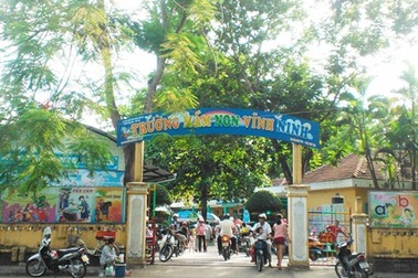 Lạ kỳ chuyện 2 năm không xin được cho con vào học trường mầm non cùng tuyến 