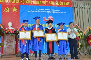 Khen thưởng 4 sinh viên trường nghề đạt giải quốc gia