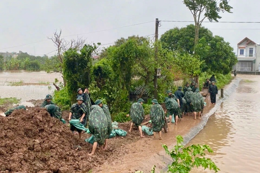 Nước tràn qua bờ bao cống, xã di dời 42 hộ dân đến nơi an toàn - 1 Nước tràn qua bờ bao cống, xã di dời 42 hộ dân đến nơi an toàn - 1