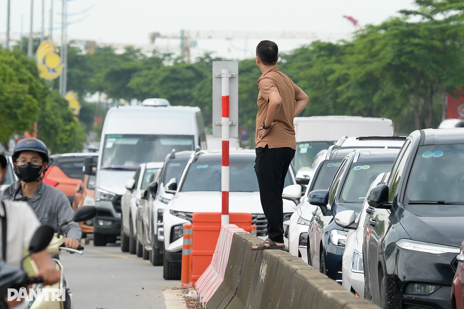 Đường tới Trung tâm Hội chợ Triển lãm quốc gia tắc 4-5km, dòng xe tê liệt - 9 Đường tới Trung tâm Hội chợ Triển lãm quốc gia tắc 4-5km, dòng xe tê liệt - 9