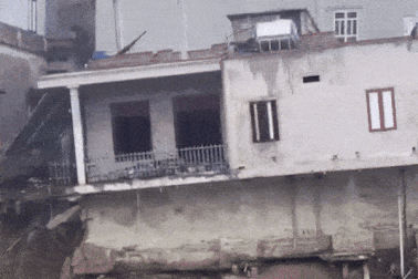 Ngôi nhà ở Bắc Ninh sụt lún, chìm xuống sông