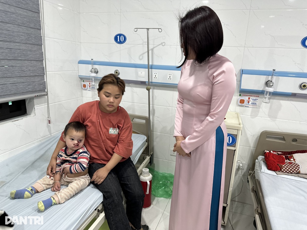 Bạn đọc Dân trí giúp đỡ bé Nhi dị tật khe hở chéo mặt gần 500 triệu đồng - 1 Bạn đọc Dân trí giúp đỡ bé Nhi dị tật khe hở chéo mặt gần 500 triệu đồng - 1