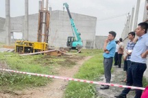 Tường đổ sập trong mưa, đè chết hai bà cháu ở Long An