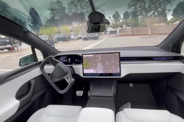 Xe Tesla tự lái ra khỏi chỗ đỗ để đến đón chủ