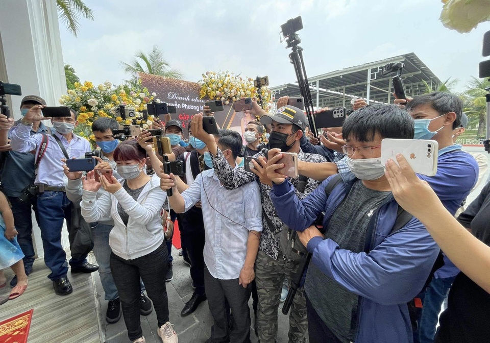Hàng trăm YouTuber chen nhau dự họp báo của vợ chồng ông Dũng lò vôi - 2 Hàng trăm YouTuber chen nhau dự họp báo của vợ chồng ông Dũng lò vôi - 2