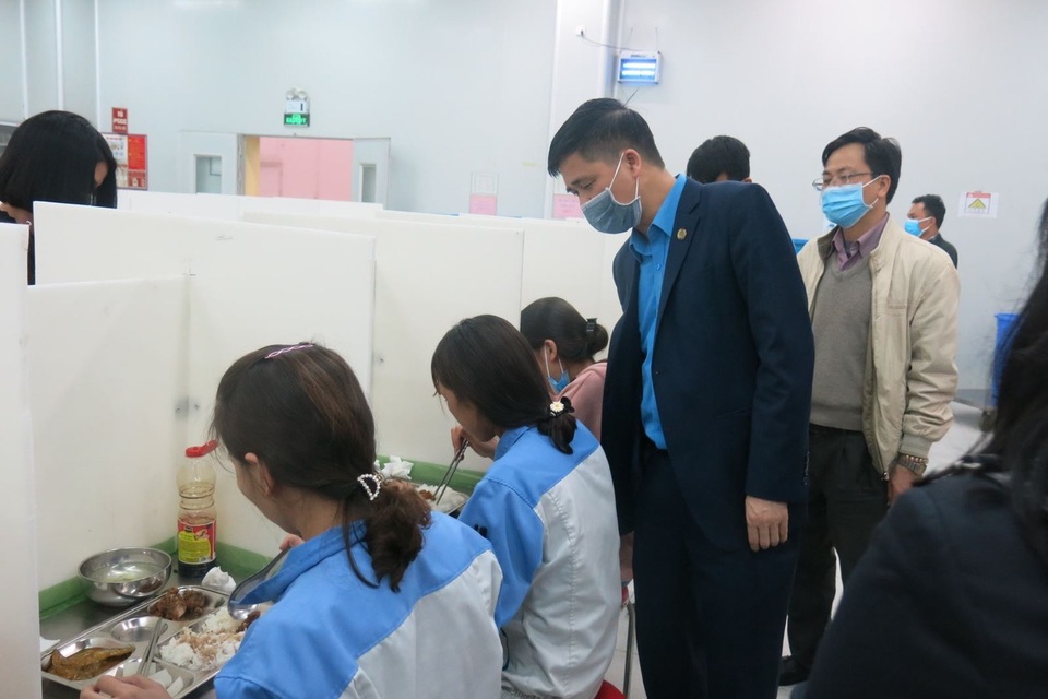 Khuyến khích khen thưởng các sáng kiến phòng chống dịch Covid-19 - 1 Khuyến khích khen thưởng các sáng kiến phòng chống dịch Covid-19 - 1