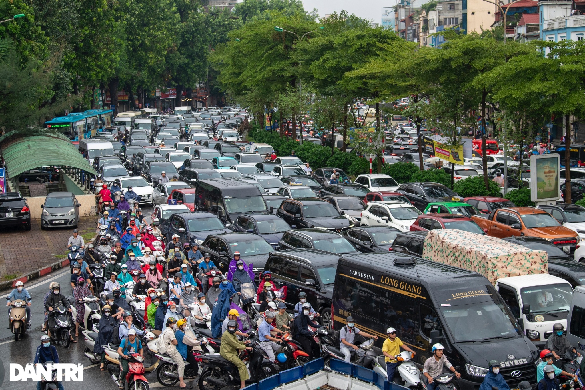 View - Hà Nội: Mưa ngập khắp nơi, ùn tắc nhiều đường, phố | Báo Dân trí