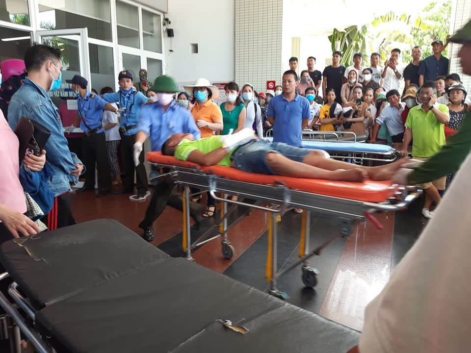 Những hình ảnh từ hiện trường vụ lật xe khách thảm khốc tại Quảng Bình - 7 Những hình ảnh từ hiện trường vụ lật xe khách thảm khốc tại Quảng Bình - 7
