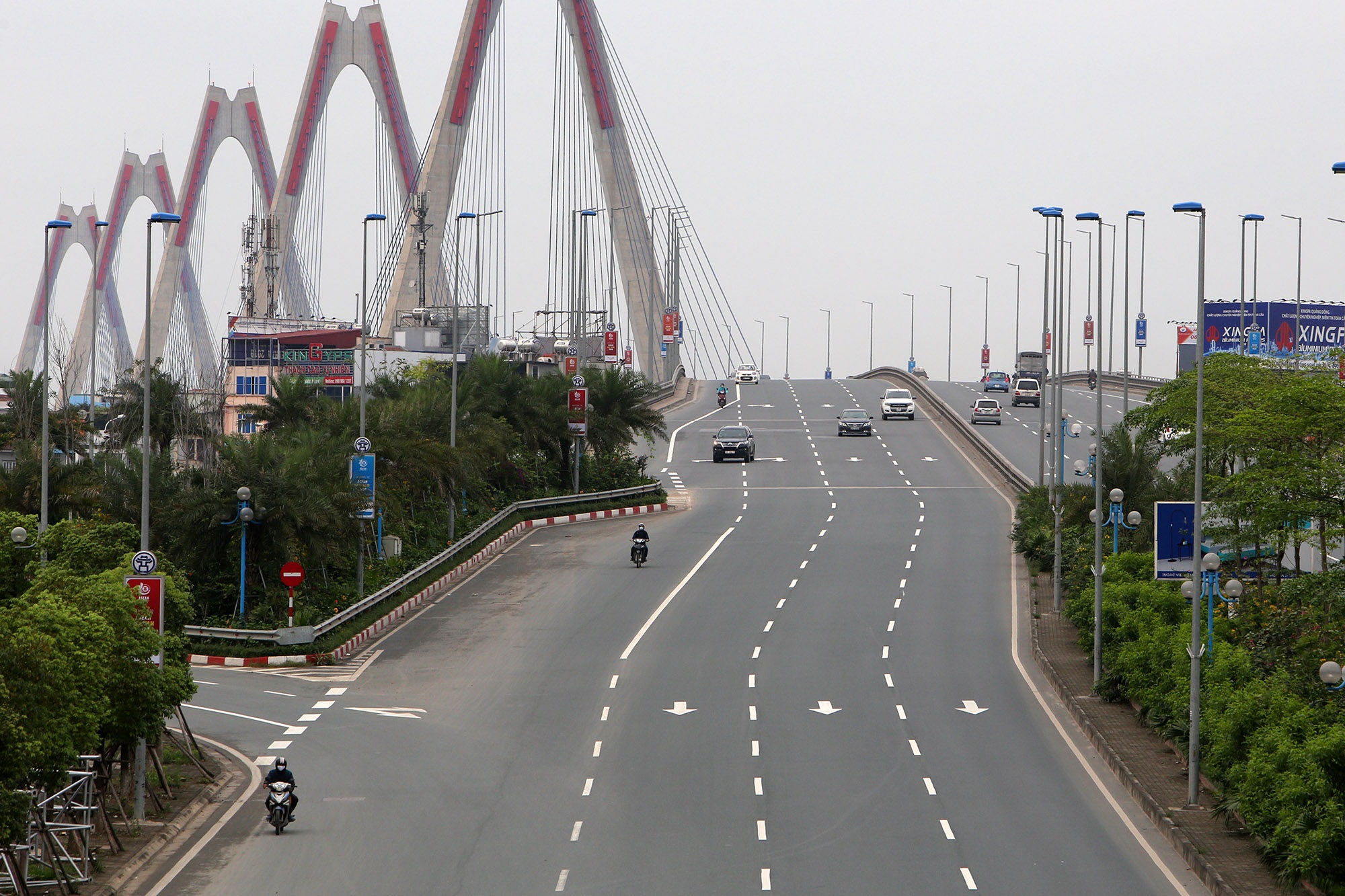 Những cây cầu ở Hà Nội vắng người chưa từng có - 9