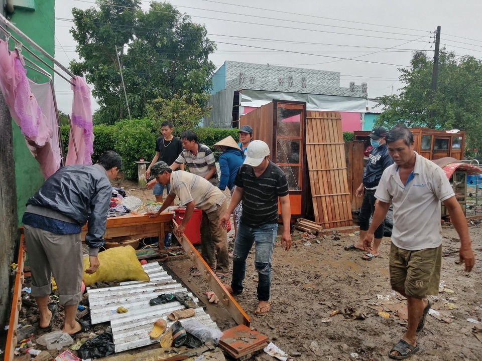 Hàng trăm gia đình miền Tây điêu đứng vì bão số 2 - 4 Hàng trăm gia đình miền Tây điêu đứng vì bão số 2 - 4