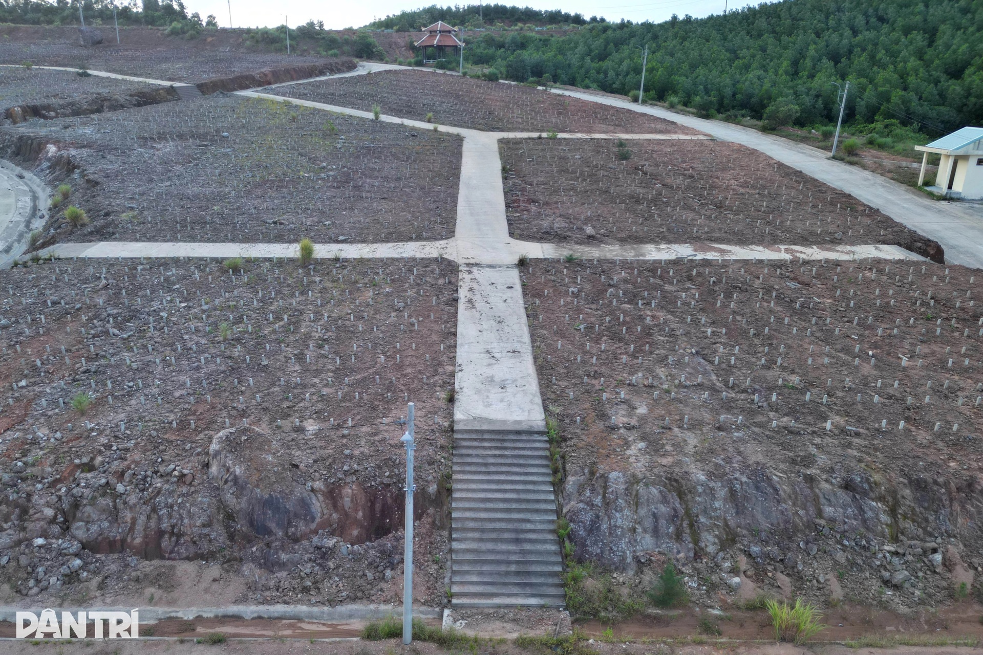 Nghĩa trang nằm trên đồi toàn đá khối, chưa hoàn thiện đã xói lở tan hoang - 2 Nghĩa trang nằm trên đồi toàn đá khối, chưa hoàn thiện đã xói lở tan hoang - 2