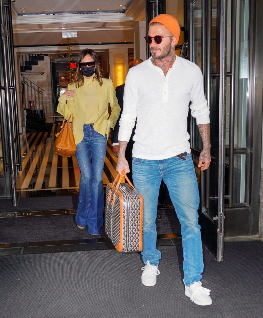 David Beckham thích xuống phố với túi hàng hiệu cỡ khủng, có giá đắt đỏ - 10 David Beckham thích xuống phố với túi hàng hiệu cỡ khủng, có giá đắt đỏ - 10