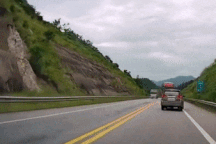 Xe container vượt ẩu khiến ô tô ngược chiều phải ép sát lề đường để tránh