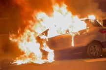 Hà Nội: Ô tô bốc cháy ngùn ngụt trên đường vành đai 3