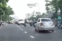 Nam thanh niên ngã văng khỏi xe máy, bất tỉnh vì lạng lách tốc độ cao