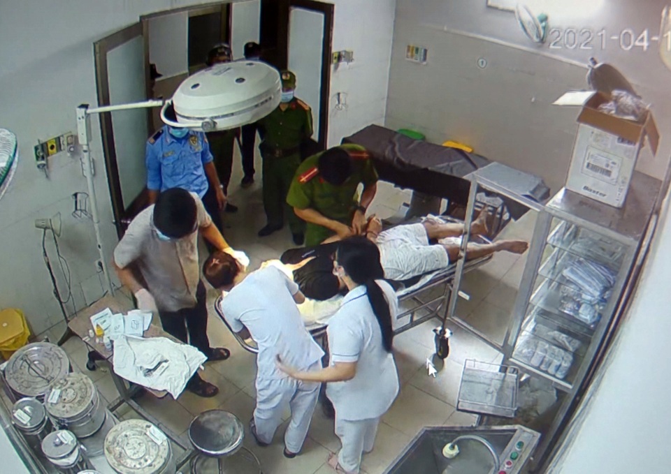 Vào bệnh viện cấp cứu, bệnh nhân đánh cả bác sĩ, phá thiết bị y tế - 2 Vào bệnh viện cấp cứu, bệnh nhân đánh cả bác sĩ, phá thiết bị y tế - 2